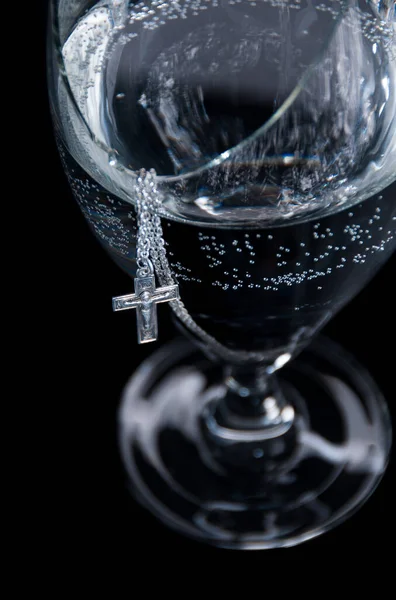 Vaftiz sembolü olarak kutsal suyla yazı tipinde haç.