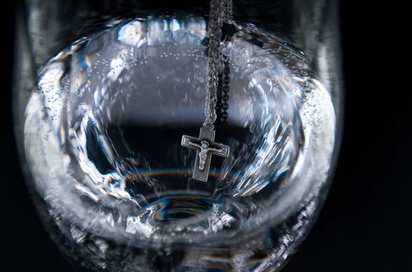 Vaftiz sembolü olarak kutsal suyla yazı tipinde haç.