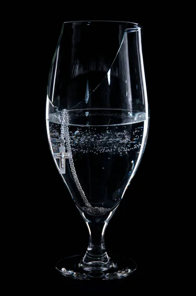 Kırık kokteyl bardağı