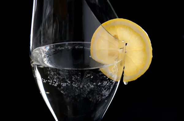 Limonlu kırık bir bardak kokteyl.