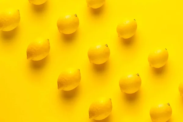 Sarı arka planda limon vitamini deseni