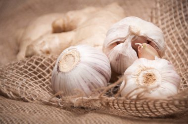 Sarımsak ve zencefil kumaş çuvala yakın