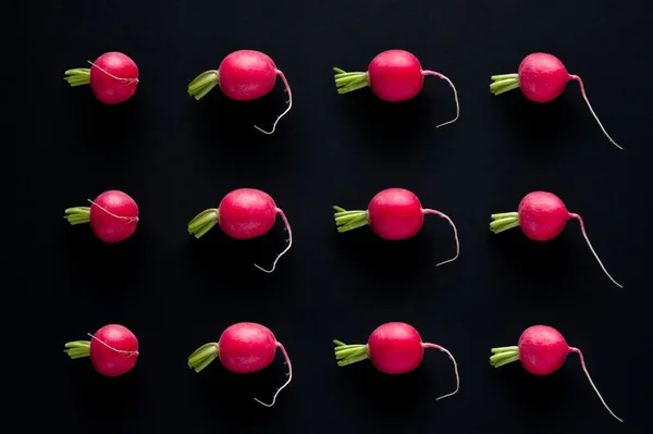 Sebze deseni gibi siyah arkaplanda turplar