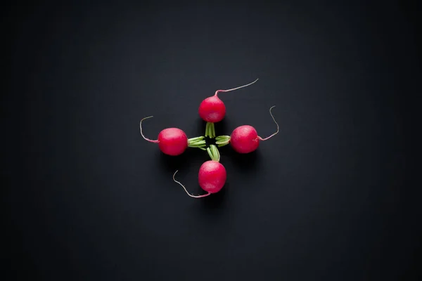 Sebze deseni gibi siyah arkaplanda turplar