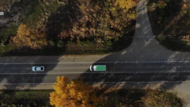 Havadan ulaşım görüntüsü. Asfalt yolun havadan görünüşü.