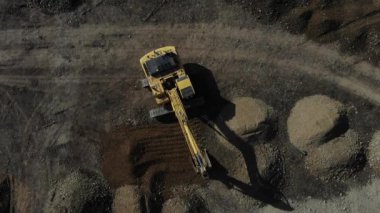 Kazı makinesinin işi. Havadan kazıcı geliyor. İnşaat alanındaki kazıcının hava görüntüsü.