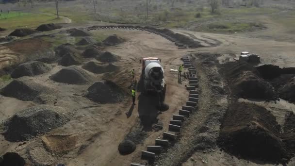 Lugar de construcción desde el aire. Camión hormigonera desde el aire . — Vídeos de Stock