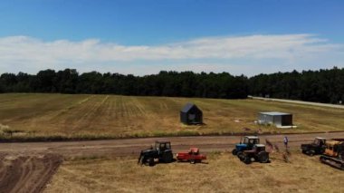İnşaat makinelerinin hava görüntüsü. Köyde havadan inşaat makineleri var..