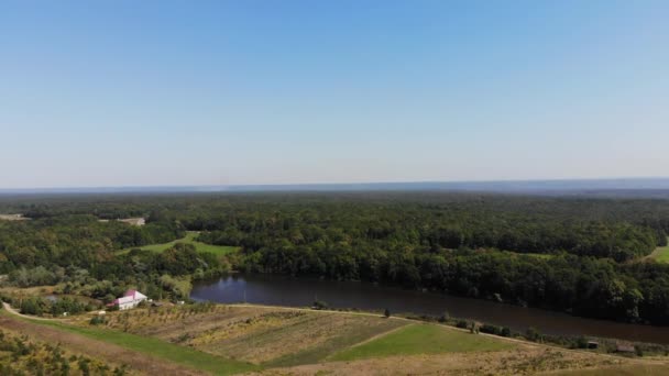 Vue aérienne du pré, de la forêt et des lacs .