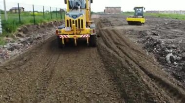 Özel ulaşım hareketi. Buldozer zemini yerle bir etti..