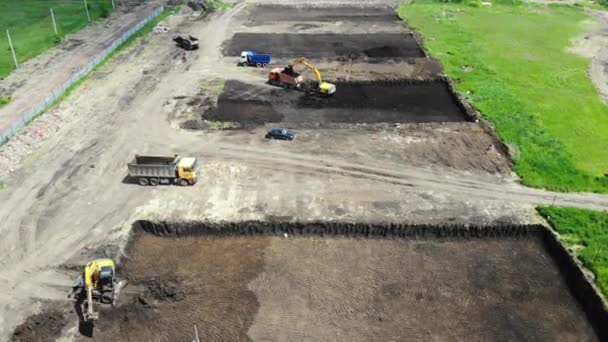 Work machinery on the construction site. Excavator digs a pit. — Stock Video