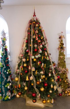 Oyuncak ve çelenkleri olan güzel Noel ağacı şenlikli bir hava verir.