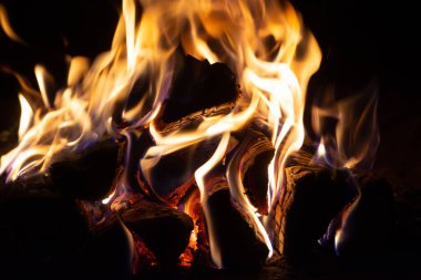 Rus ocağındaki ateş parıl parıl parlıyor.