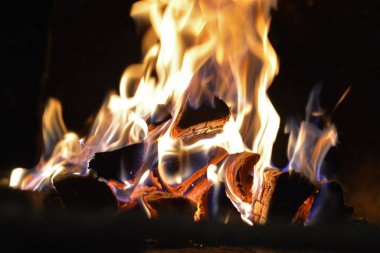 Rus ocağındaki ateş parıl parıl parlıyor.