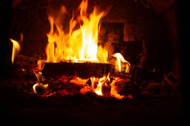 Rus ocağındaki ateş parıl parıl parlıyor.