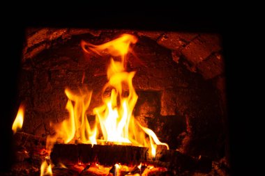 Rus ocağındaki ateş parıl parıl parlıyor.