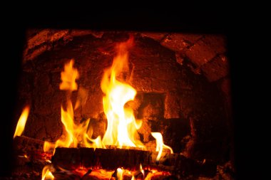 Rus ocağındaki ateş parıl parıl parlıyor.