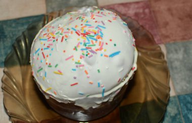 Parlak Paskalya Günü 'nde geleneksel pasta masada.