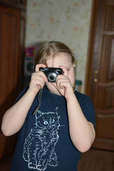 Une Petite Fille Rêve Devenir Photographe Apprend Prendre Des Photos — Photo