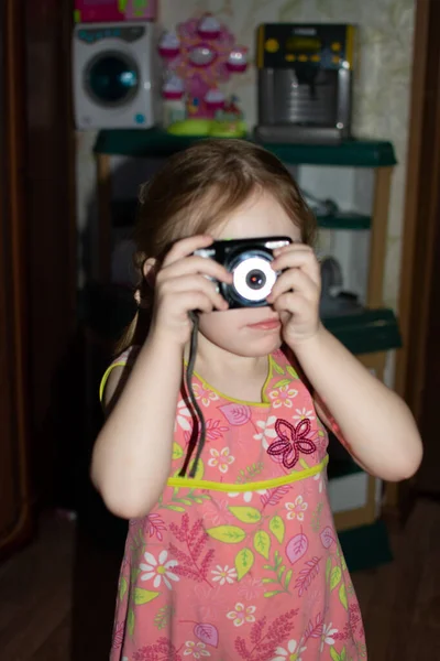 Ein Kleines Mädchen Träumt Davon Fotografin Werden Und Lernt Fotos — Stockfoto