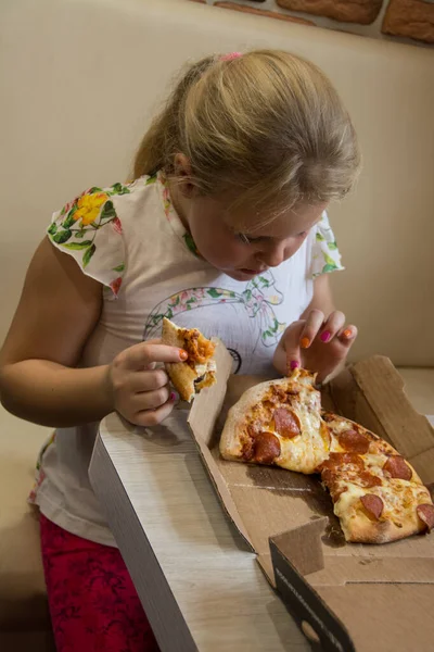 Dziewczyna Poszła Pizzerii Zjeść Pyszną Pizzę Pomyśleć — Zdjęcie stockowe