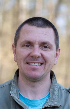 Yüzünde duygularını açıkça ifade eden bir adamın fotoğrafı.