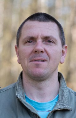 Yüzünde duygularını açıkça ifade eden bir adamın fotoğrafı.