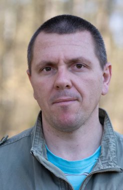 Yüzünde duygularını açıkça ifade eden bir adamın fotoğrafı.