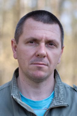 Yüzünde duygularını açıkça ifade eden bir adamın fotoğrafı.