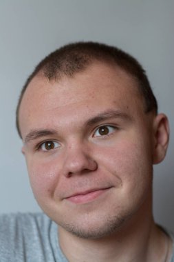 Genç adam yüzünde farklı duygular ifade ediyor. .