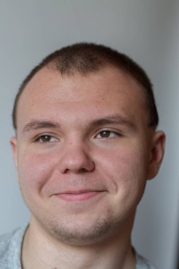 Genç adam yüzünde farklı duygular ifade ediyor. .