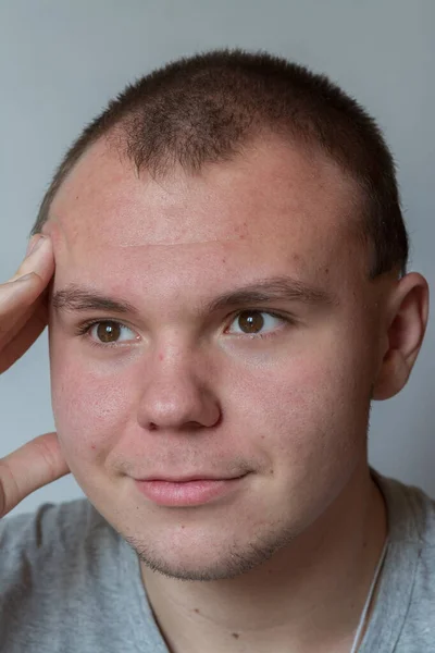 Tiener Drukt Verschillende Emoties Uit Zijn Gezicht — Stockfoto