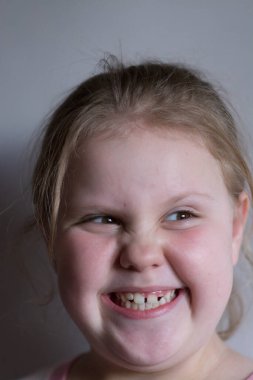 Kız dalga geçiyor, suratını buruşturuyor.