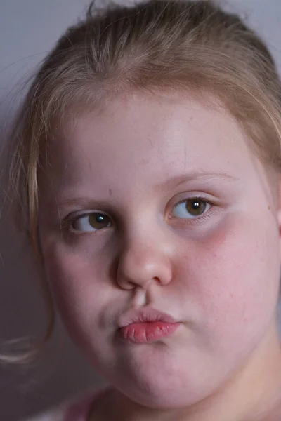 Het Meisje Drukt Ongenoegen Uit Haar Babygezicht — Stockfoto