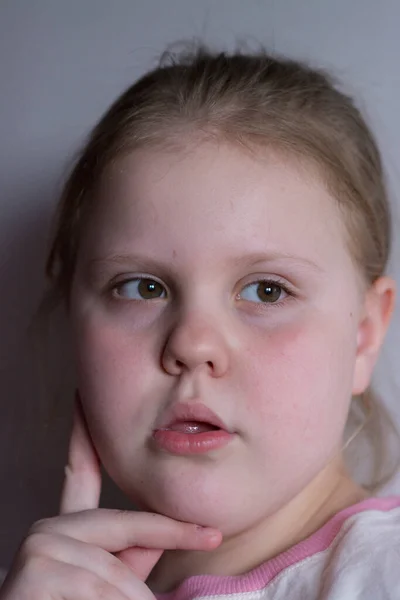 Dívka Vyjadřuje Překvapení Své Dětské Tváři — Stock fotografie
