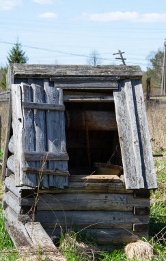 Köyde eski bir ahşap kuyu. Rusya 'nın kırsal kesiminde, köyde su olan eski bir ahşap kuyu var.