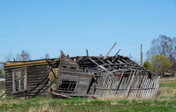 Zničený Dřevěný Dům Vesnici — Stock fotografie