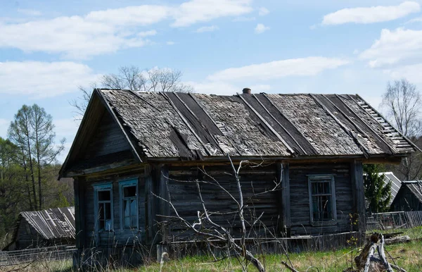 Zničený Dřevěný Dům Vesnici — Stock fotografie