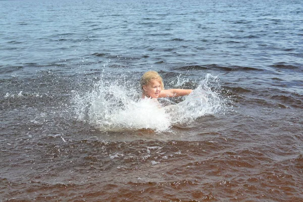 Girl Enjoys Swimming Lake Summer She Really Likes Splash Water — Stock Photo, Image