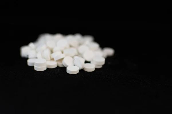 Piros Kerek Tabletta Fekete Alapon Drogok Orvosi Előkészítés Tabletták Betegség — Stock Fotó