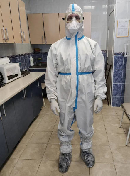 Coronavirus yayılırken bir hemşire gözlemevinde koruyucu giysi içinde çalışır.. 