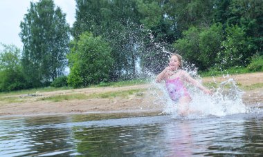 Çocuklar oyun bahçesinde oynuyorlar. 
