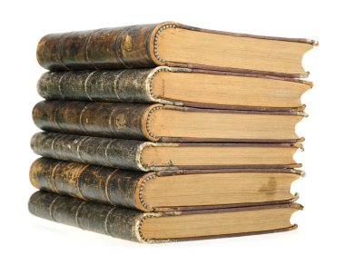 Beyaz arkaplanda izole edilmiş eski kitapların yığını