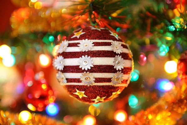 Decoração na árvore de Natal — Fotografia de Stock