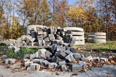 Yığın disarranged kırık eski kaldırım döşeme.