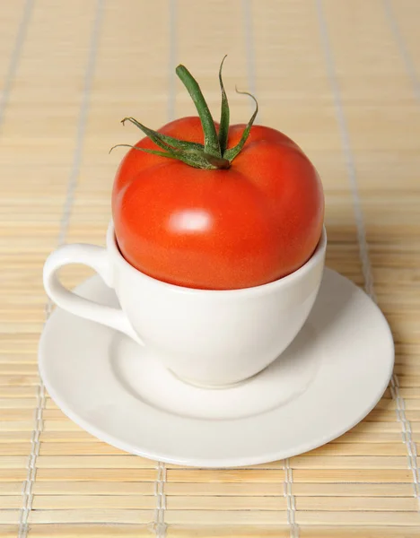 Tomate en taza de café blanco — Foto de Stock