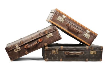 Beyaz arka planda izole edilmiş eski bavullar