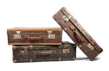 Beyaz arka planda izole edilmiş eski bavullar