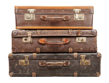 Beyaz arka planda izole edilmiş eski bavullar