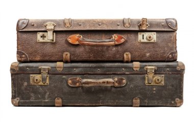 Beyaz arka planda izole edilmiş eski bavullar